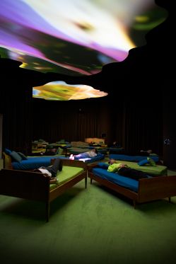 I en fortryllet verden</br>	
<br />Pipilotti Rist - Åbn min lysning. Installationsfoto.</br>Foto: Poul Buchard / Brøndum & Co