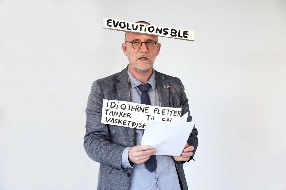 claus ejners selvportræt er en sortseer, der kværulerer og brokker sig</br>claus ejner laver også performance med digtoplæsninger og skilte</br>Foto: Sixten Therkildsen