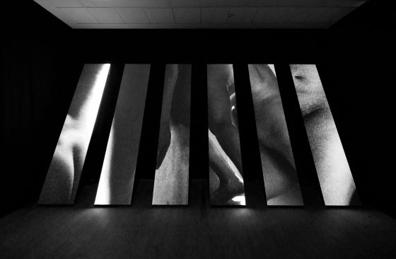 Katja Bjørns nøgne kroppe viser os, hvordan vi bakser med livet</br>Værket er inspireret af det almindelige folkemylder på gaden.</br>Foto: PR-Foto