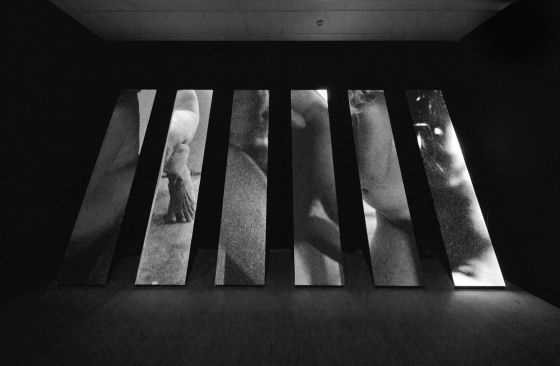 Katja Bjørns nøgne kroppe viser os, hvordan vi bakser med livet</br>I værket kommer man helt tæt på rynker og deller.</br>Foto: PR-Foto