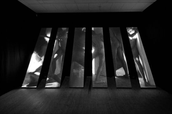 Katja Bjørns nøgne kroppe viser os, hvordan vi bakser med livet</br>Værkets titel henviser til, at man skal involvere sig i livet.</br>Foto: PR-Foto