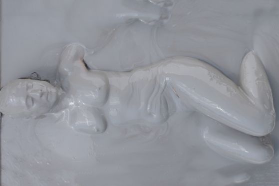 Katja Bjørns nøgne kroppe viser os, hvordan vi bakser med livet</br>Katja Bjørn optræder ofte selv i sine videoværker. Her er hun i værket Under Overfladen fra 2016.</br>Foto: PR-Foto