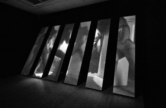 Katja Bjørns nøgne kroppe viser os, hvordan vi bakser med livet</br>Involved viser hvordan, vores kroppe altid er i bevægelse, også i små ryk og skub.</br>Foto: PR-Foto