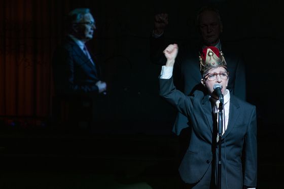 Kan politisk debat på teaterscenen styrke demokratiet?</br>CoryDONG er en fordøjelig og satirisk indsigt i salget af DONG.</br>Foto: Foto: Ea Verdoner