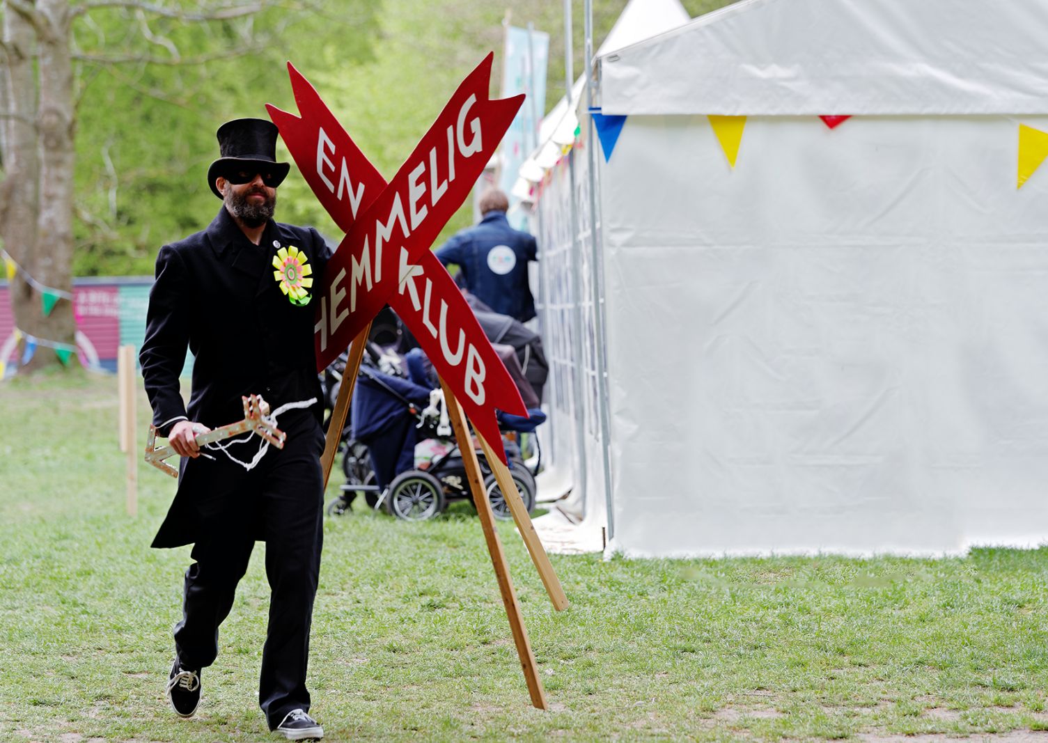 Mumitrolde, Thomas Buttenschøn og en hemmelig klub i skoven</br>En hemmelig klub holder workshop, som gør dig til en superhelt.</br>Foto: PR-foto / Film i skoven