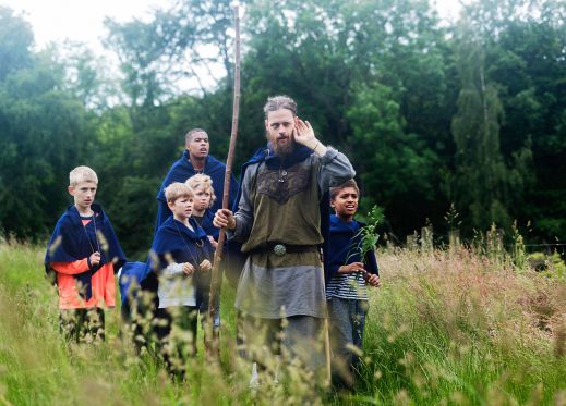 Spådommen om Høje Stene tager dig 1400 år tilbage i tiden</br>I 2017 kunne man tage med Wunderland tilbage til vikingetiden i forestillingen Orms Rejse. </br>Foto: Foto:  Iga  Kuriata; Foto/medie afdelingen Moesgaard.