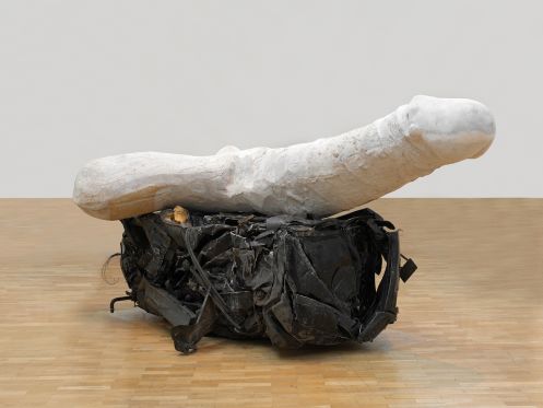 Øm nøgenhed og rå porno i billedkunsten har formet vores frisind</br>Sarah Lucas, Eros, 2013<br />Gips, beton og en knust bil.</br>Foto: Sarah Lucas, courtesy Sadie Coles HQ