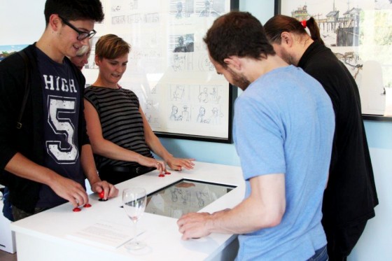 Det er svært at spå …</br>Udstillingsgæster spiller Game Dev Pro. Af Rune K. Drewsen og Tim Garbos, 2014.</br>Foto: Pr-foto/ Storm P. Museet