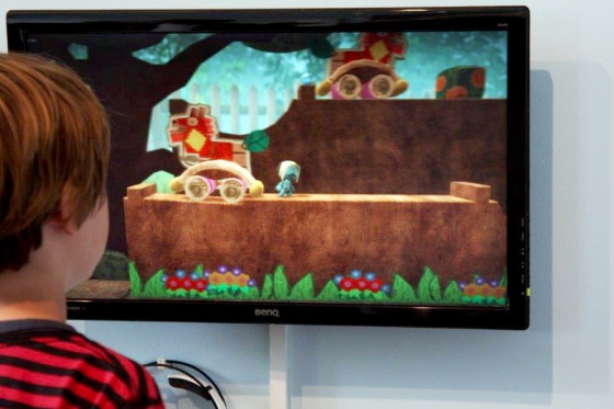 Det er svært at spå …</br>Udstillingsgæst prøver det helt nye spil Tearaway af Sony Computer Entertainment Europe, 2015.</br>Foto: Pr-foto/ Storm P. Museet