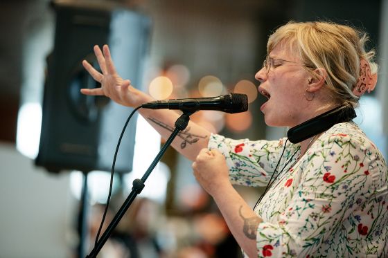 LiteratureXchange er den store internationale litteraturfestival i Aarhus</br>Katinka optrådte ved åbningsarrangement sidste år til LiteratureXchange 2018
<br /></br>Foto: Martin Dam Kristensen