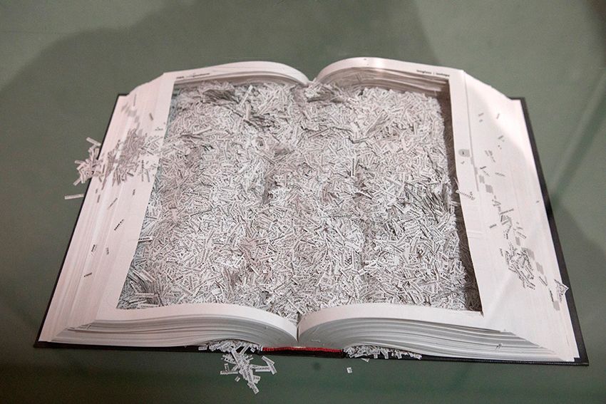 LiteratureXchange er den store internationale litteraturfestival i Aarhus</br>Concise Oxford English Dictionary af kunstner Kamilla Jørgensen.<br />Værket blev vist på Boggods under LiteratureXchange i 2018.</br>Foto: LiteratureXchange