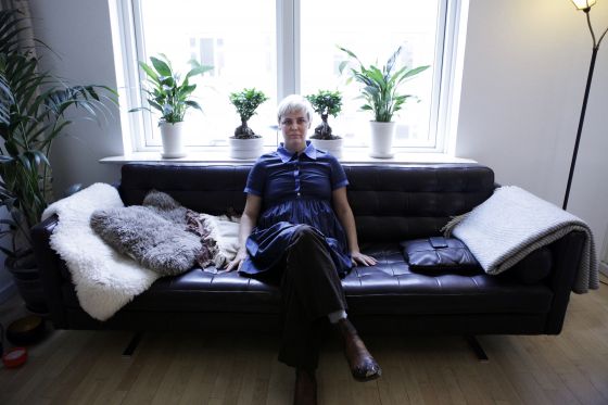 Filminstruktør Suvi Andrea Helminen vil hjælpe flydende køn på vej</br>I Flux er man med Marie Hauge Jensen til hypnosesession.</br>Foto: 