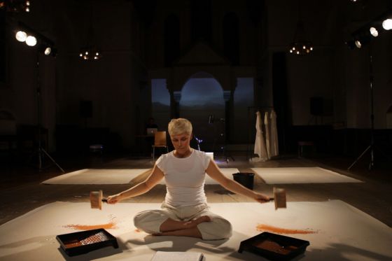 Filminstruktør Suvi Andrea Helminen vil hjælpe flydende køn på vej</br>Marie Hauge Jensens performance ‘Rust’</br>Foto: 