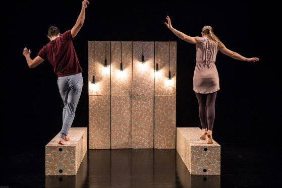 Dansen om det sjove og uhyggelige inden sengetid</br>Bodyparts handler også om at se sin frygt i øjnene, noget der også er relevant for voksne.</br>Foto: Pr-foto/ Uppercut Danseteater - Bahadir Berber