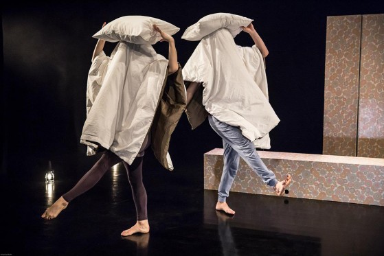 Dansen om det sjove og uhyggelige inden sengetid</br>Man kan ikke lege spøgelse uden at sige som et spøgelse. Heller ikke når man er danser.</br>Foto: Pr-foto/ Uppercut Danseteater - Bahadir Berber