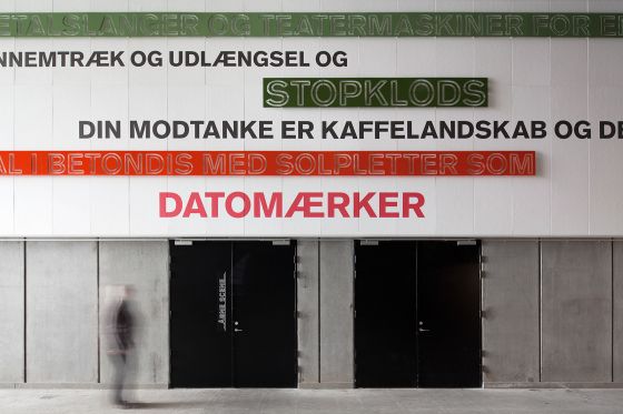 Hvem er den betonhjerne?</br>Bane-Fabel af Jytte Høy over indgangen til Teater Katapult og Åbne Scene på Godsbanen.</br>Foto: Anders Sune Berg