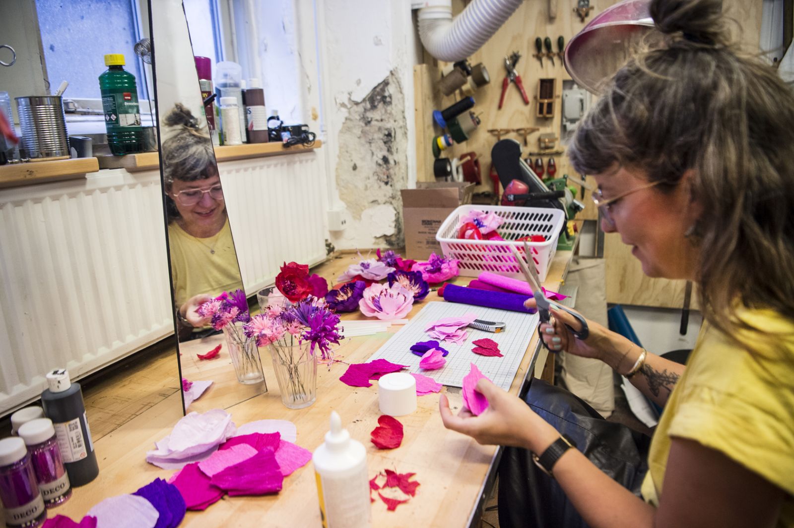 Kom med bag David Bowie-forestillingen Lazarus</br>Ditte Winter sidder i kælderen under Aarhus Teater og arbejder med rekvisitter til Lazarus. I dag er det blomster til blandt andet dødsmaskerne. Der bliver tryllet med crepepapir, lim og glimmer. </br>Foto: Helle Arensbak Hansen 	