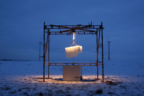 Kom med i Rune Bosses værksted</br>Værket Making Ice from melted ice lavede Rune Bosse i 2009. Kummefryser. lampe, stillads. tovspil, reb, 375 liter vand.</br>Foto: Rune Bosse