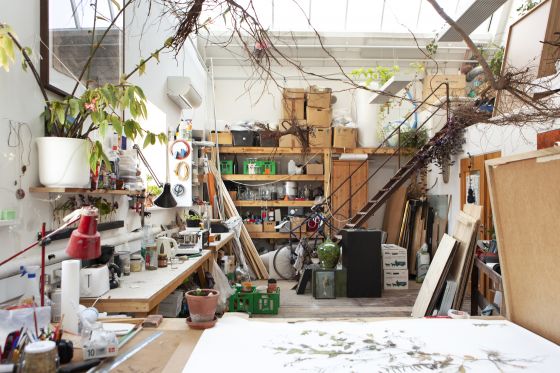 Kom med i Rune Bosses værksted</br>Rune Bosse henter planter i naturen udenfor og bearbejder dem i sit kunstlaboratorium.<br /></br>Foto: Erika Svensson