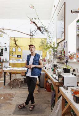 Kom med i Rune Bosses værksted</br>For Rune Bosse er det at arbejde med planter en måde at forbinde sig med verden på.<br /></br>Foto: Erika Svensson