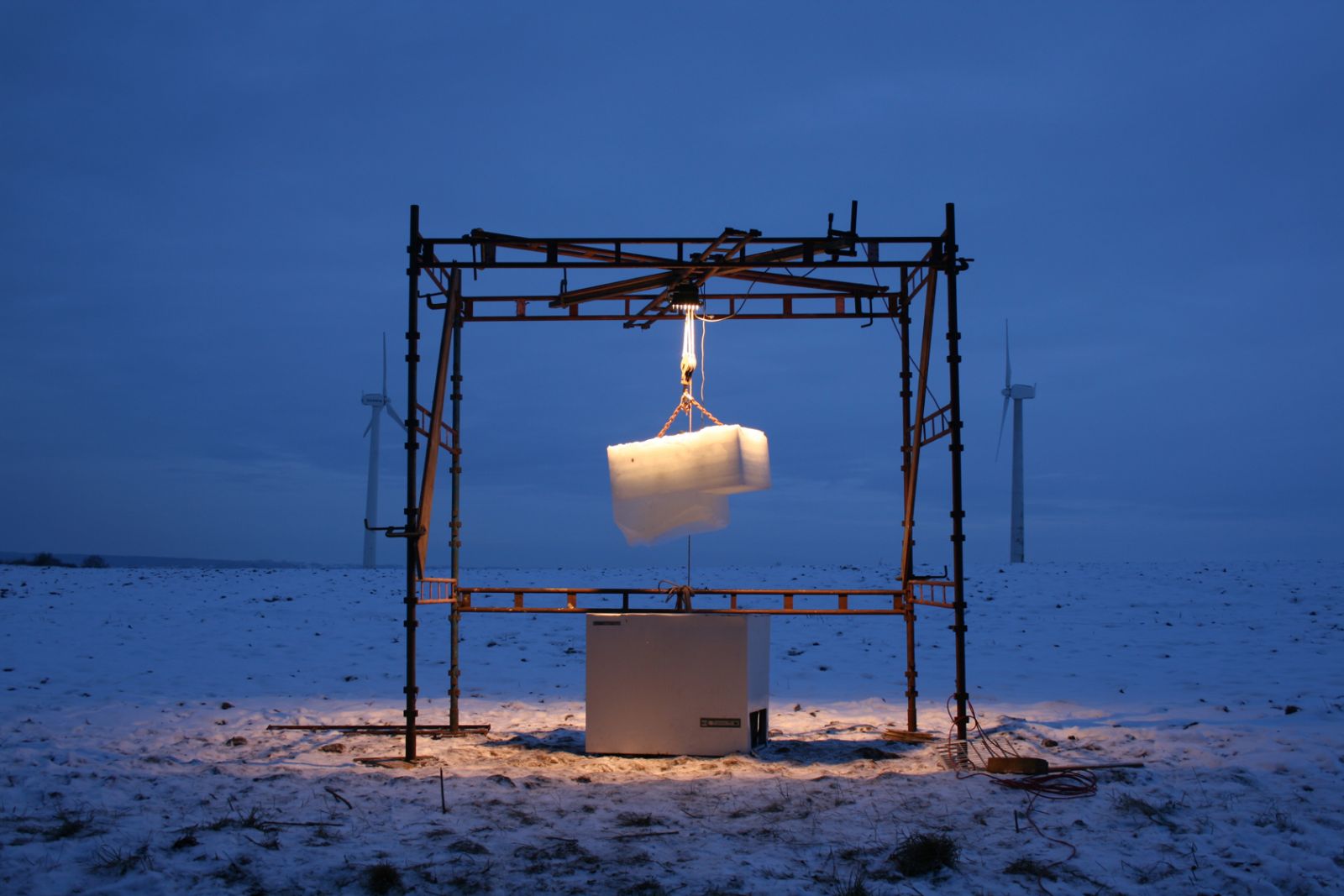 Kom med i Rune Bosses værksted</br>Værket Making Ice from melted ice lavede Rune Bosse i 2009. Kummefryser. lampe, stillads. tovspil, reb, 375 liter vand.</br>Foto: Rune Bosse