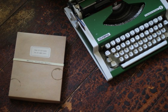 En æske med poetsne</br>Først da Mette Hegnhøj fandt den lille rejseskrivemaskinen, kunne hun skrive historien om Ella.</br>Foto: Josefine Hegnhøj