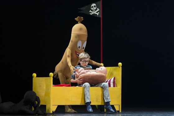 En fantasifuld klippe-klistre ballet</br>Kæmpe pølser og sørøverflag hænger helt naturligt sammen i Shanes univers.</br>Foto: PR-foto / Det Kongelige Teater - Costin Radu 