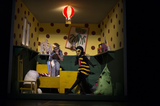 En fantasifuld klippe-klistre ballet</br>Drengen Ferdinand har det ikke godt i skolen, men kommer i Fabelmageren på en eventyrlig rejse.</br>Foto: PR-foto / Det Kongelige Teater - Costin Radu 