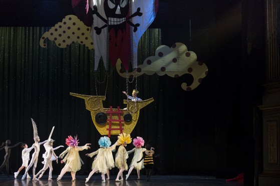 En fantasifuld klippe-klistre ballet</br>På Det Kongelige Teaters Gamle Scene bliver Shanes klippeklistre modeller blæst op i stor størrelse.</br>Foto: PR-foto / Det Kongelige Teater - Costin Radu 