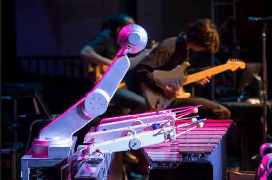 Er det kunst, når robotten Shimon spiller på marimba med et helt jazz-orkester?</br>Komponisterne Signe Bisgaard og Morten Riis ville gerne udfordre robotten og arbejde med noget uforudsigeligt</br>Foto: PR-foto
