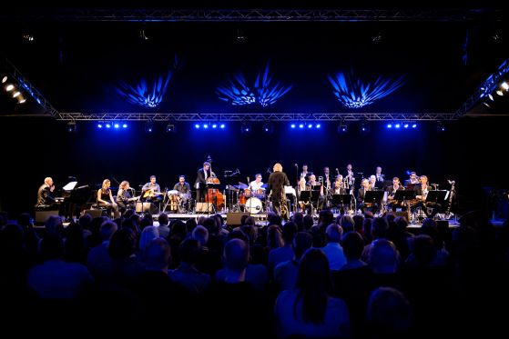 Er det kunst, når robotten Shimon spiller på marimba med et helt jazz-orkester?</br>Robotten Shimon skal spille med Aarhus Jazz Orchestra den 30. september.</br>Foto: Aarhus PR-foto / Aarhus Jazz Orchestra - Per Bergmann