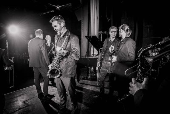 Er det kunst, når robotten Shimon spiller på marimba med et helt jazz-orkester?</br>Ideen til ‘We, Robots’ kom fra komponist Signe Bisgaard og Anders Ørbæk, der er kunstnerisk ansvarlig for Aarhus Jazz Orchestra.</br>Foto: Aarhus PR-foto / Aarhus Jazz Orchestra 