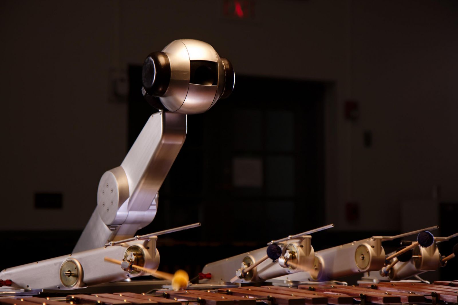 Er det kunst, når robotten Shimon spiller på marimba med et helt jazz-orkester?</br>Shimon er verdens mest avancerede musikrobot.</br>Foto: PR-foto