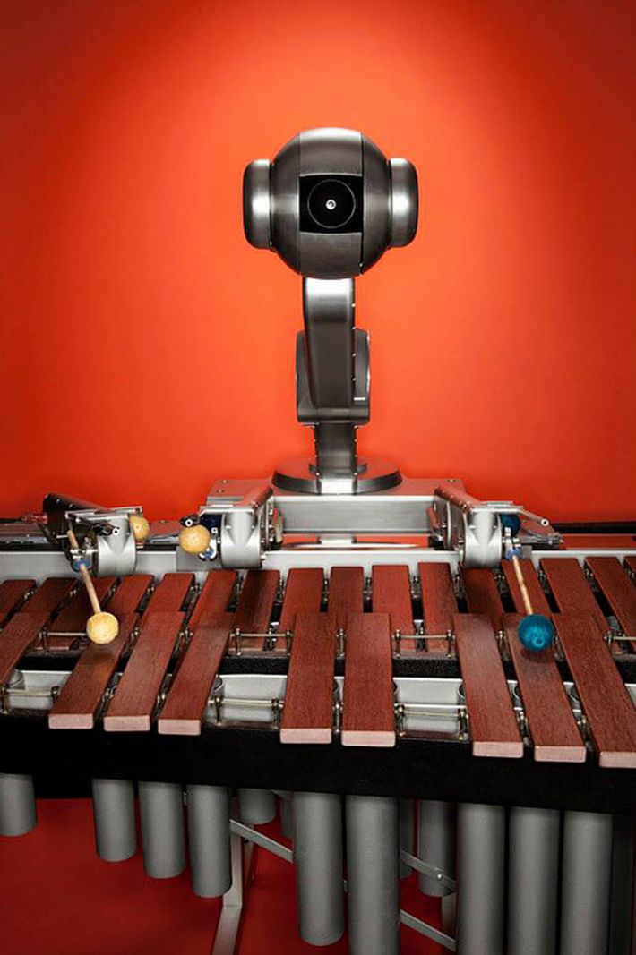 Er det kunst, når robotten Shimon spiller på marimba med et helt jazz-orkester?</br>Noget af det, en robot som Shimon stadig mangler, er livserfaring og empati.</br>Foto: PR-foto