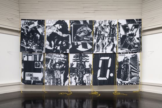 Kosmisk eksistens på Den Frie Udstillingsbygning</br>Xeropolis - A Political Economy of the Undead. I udstillingsrummet folder værket sig ud som et flag-ensemble, der ifølge Xeropolis er et spøgelsesmanifest for fotokopieret hjemsøgelse og krise-mysticisme.</br>Foto: PR-Foto / Den Frie Udstillingsbygning - David Stjernholm