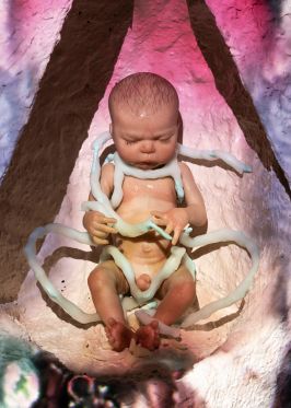 Kosmisk eksistens på Den Frie Udstillingsbygning</br>Georg Jagunov - Marena. Indenfor drømmetydning opfattes det nyfødte barn som et symbol på nye livsmuligheder. Ifølge Jagunov skal spædbarnet i værket forstås som et fartøj for en nyopstået bevidsthed. </br>Foto: PR-Foto / Den Frie Udstillingsbygning - David Stjernholm