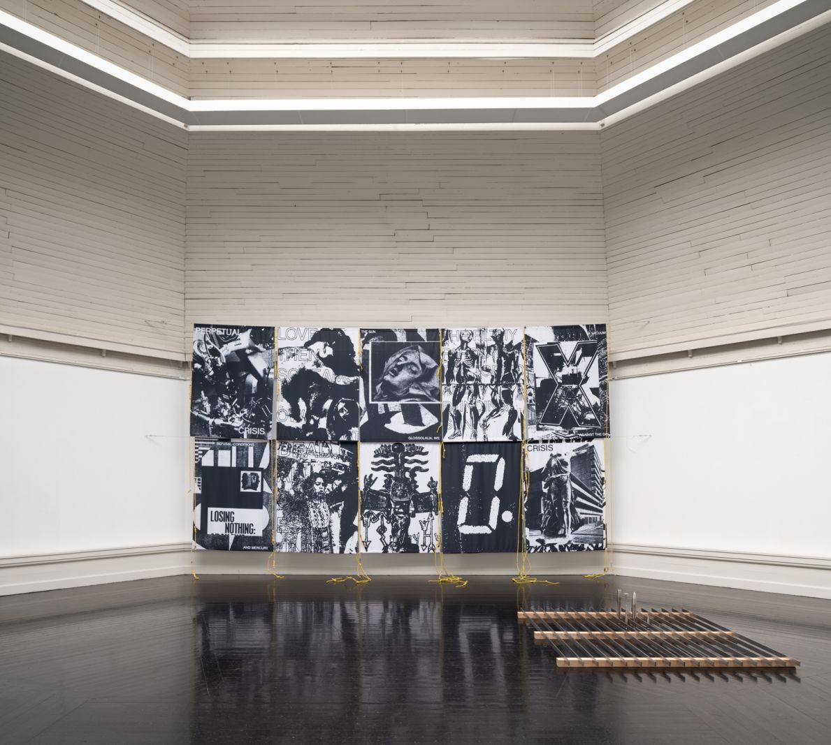 Kosmisk eksistens på Den Frie Udstillingsbygning</br>Xeropolis - A Political Economy of the Undead. Værket er skabt gennem nedbrudte og fragmenterede virkelighedsudklip, der danner nye sammenhænge og opfordrer til handling og forandring.</br>Foto: PR-Foto / Den Frie Udstillingsbygning - David Stjernholm