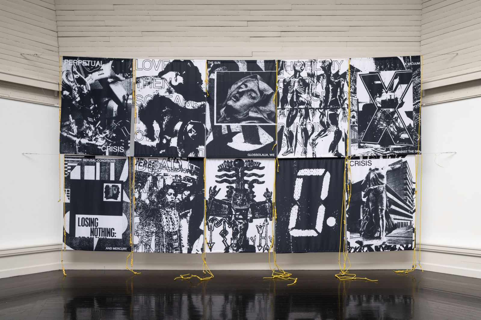 Kosmisk eksistens på Den Frie Udstillingsbygning</br>Xeropolis - A Political Economy of the Undead. I udstillingsrummet folder værket sig ud som et flag-ensemble, der ifølge Xeropolis er et spøgelsesmanifest for fotokopieret hjemsøgelse og krise-mysticisme.</br>Foto: PR-Foto / Den Frie Udstillingsbygning - David Stjernholm