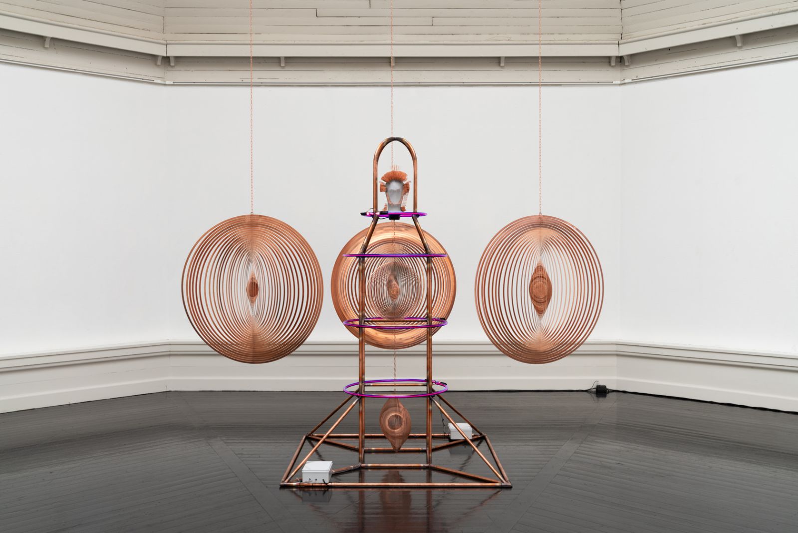 Kosmisk eksistens på Den Frie Udstillingsbygning</br>Astrid Myntekær - Orbital Voyage. Basen af skulpturen er formgivet som en halv meditationspyramide, mens toppen peger mod universet og rumfart. </br>Foto: PR-Foto / Den Frie Udstillingsbygning - David Stjernholm