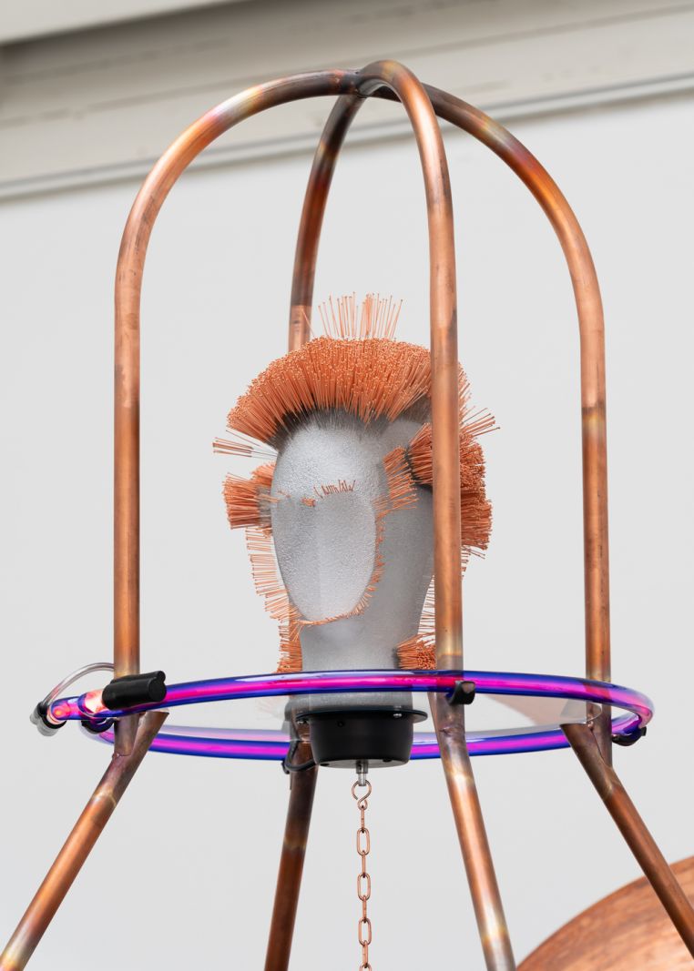 Kosmisk eksistens på Den Frie Udstillingsbygning</br>Astrid Myntekær - Orbital Voyage. Størstedelen af skulpturen er lavet af kobber, der gennem historien er kendt for sine healende egenskaber, og således skaber Myntekær forbindelse mellem de indre og ydre universer. </br>Foto: PR-Foto / Den Frie Udstillingsbygning - David Stjernholm