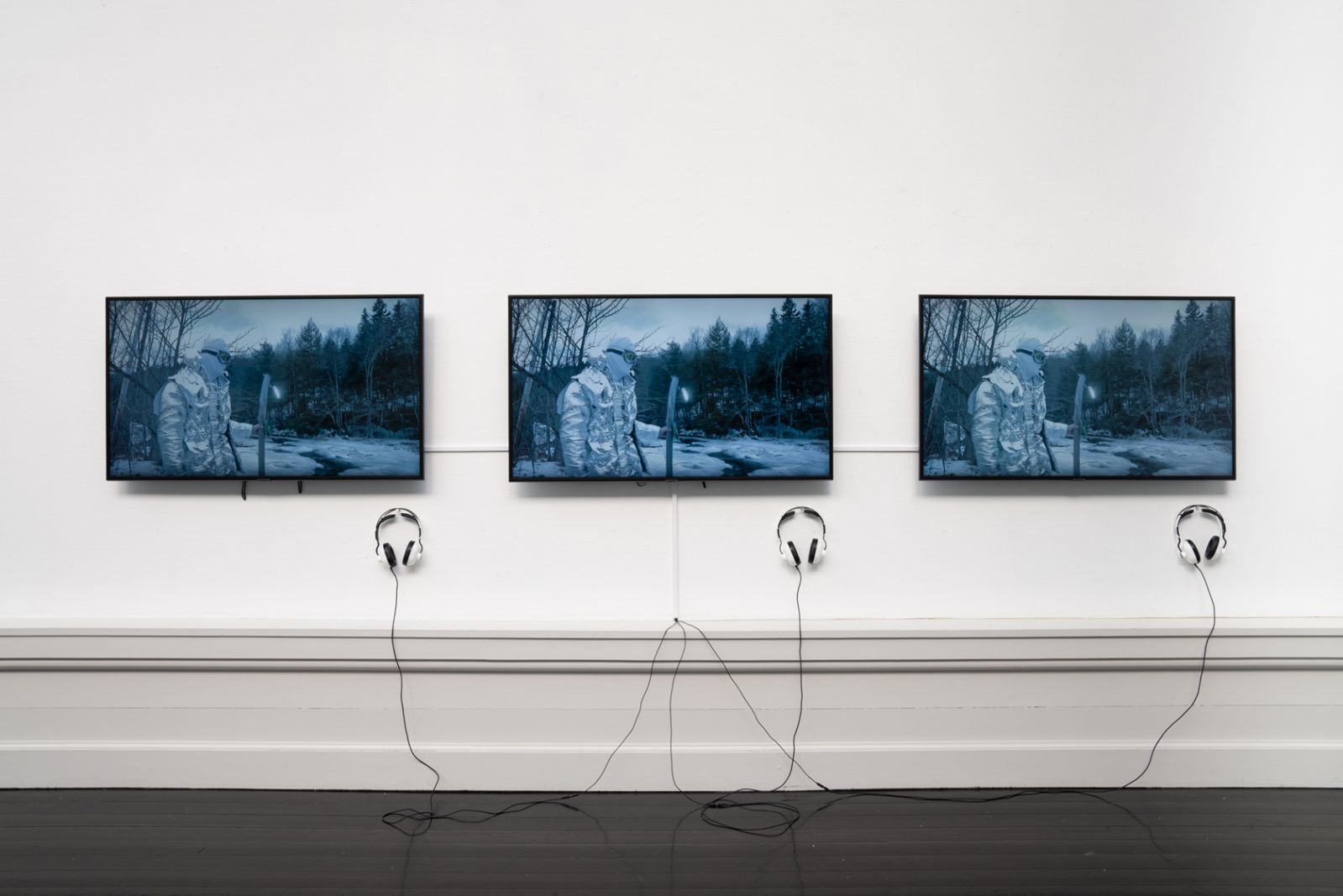 Kosmisk eksistens på Den Frie Udstillingsbygning</br>Jakob Kudsk Steensen - Terratic Animism. Med værket udforsker Steensen et område i Green Mountain National Park i en ikke defineret fremtid. Han støder på objekter, der kan beskrives som post-utopisk infrastruktur. Artefakter fra en svunden tid.  </br>Foto: PR-Foto / Den Frie Udstillingsbygning - David Stjernholm