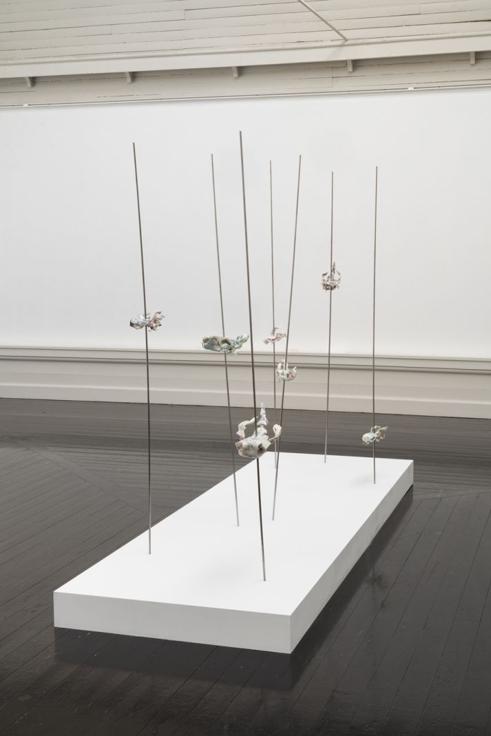 Kosmisk eksistens på Den Frie Udstillingsbygning</br>Ivan Pérard - All out machine-enabled interspecies intergalatic barbecue. De syntetiske og skaldyrsagtige væsener peger i deres form mere end 375 millioner år tilbage, samtidig med at deres udtryk snarere er beslægtet med robotter.</br>Foto: PR-Foto / Den Frie Udstillingsbygning - David Stjernholm