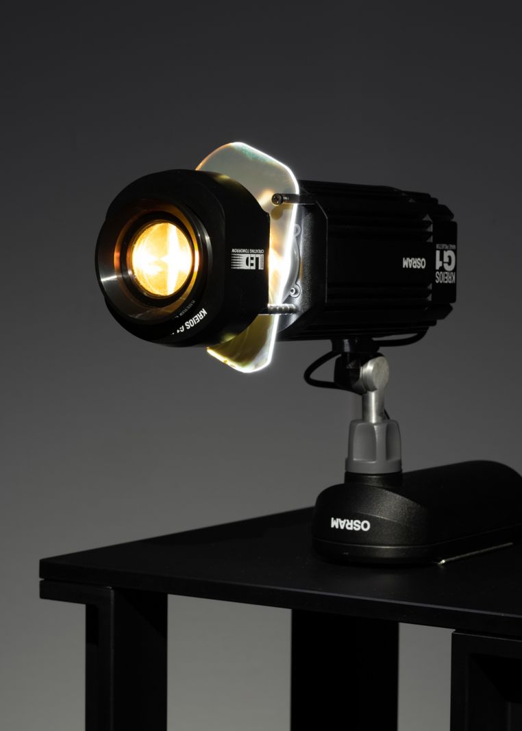 Kosmisk eksistens på Den Frie Udstillingsbygning</br>Marie Kølbæk Iversen - Slide. Det projicerede billede er i virkeligheden et ‘levende billede,’ selvom vi ikke er i stand til at opfatte dets bevægelser. </br>Foto: PR-Foto / Den Frie Udstillingsbygning - David Stjernholm