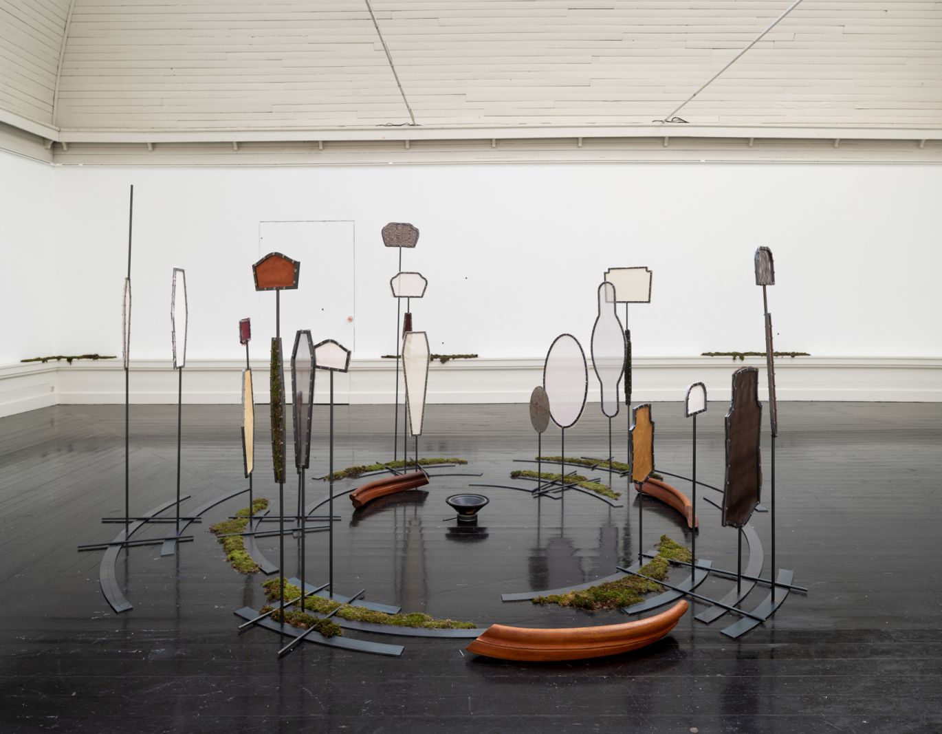 Kosmisk eksistens på Den Frie Udstillingsbygning</br>Mille Kalsmose - Cosmic Family. Kalsmose arbejder i sit værk med en metafysisk forståelse af mennesket og dets placering i verden. </br>Foto: PR-Foto / Den Frie Udstillingsbygning - David Stjernholm