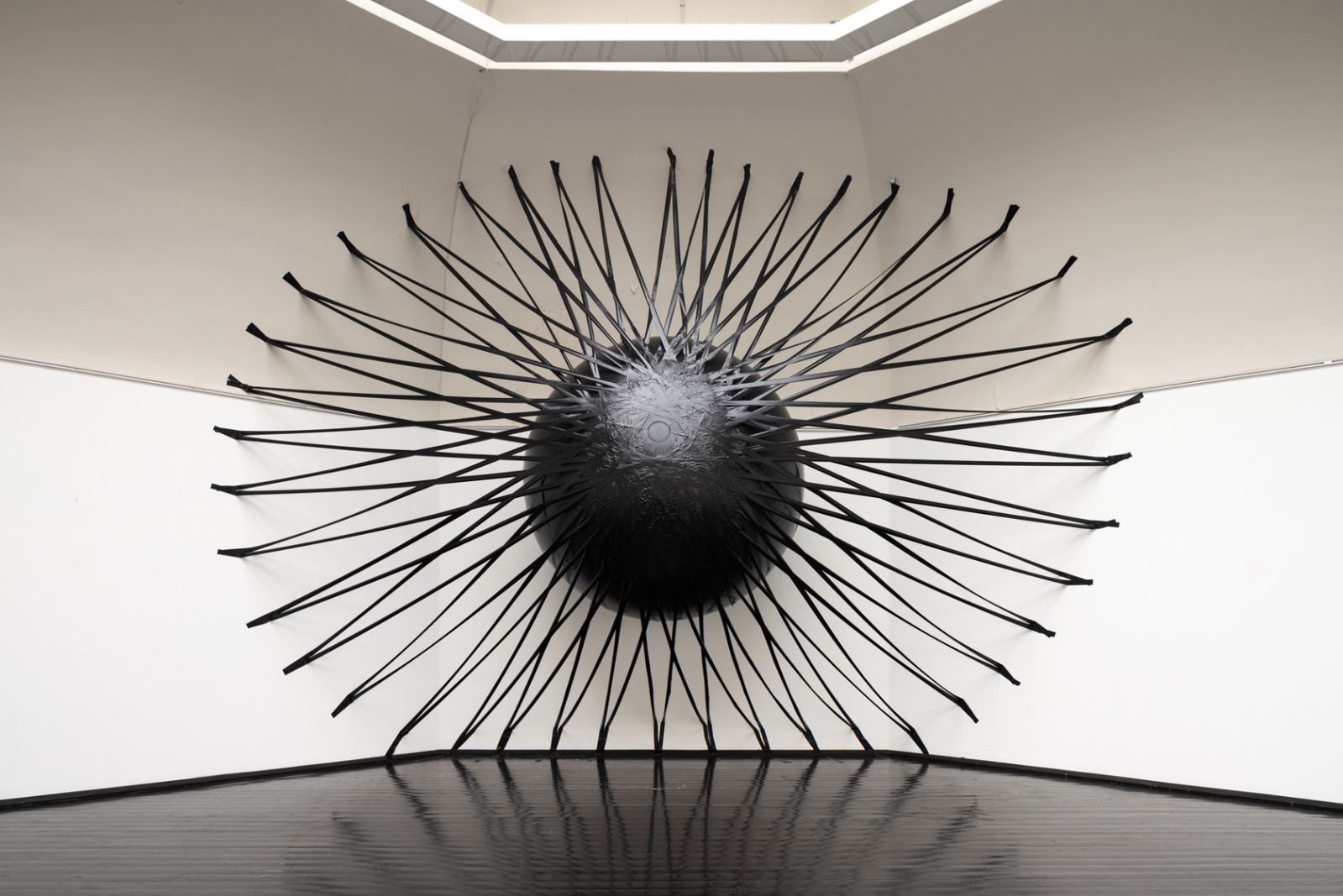 Kosmisk eksistens på Den Frie Udstillingsbygning</br>Arturs Virtmanis - In the Dust of this Univers (The Black Sun). Med værket undersøger Virtmanis et grænsefelt, hvor videnskabelige fremstillinger brydes med pseudo-videnskab og science fiction-popkultur. </br>Foto: PR-Foto / Den Frie Udstillingsbygning - David Stjernholm