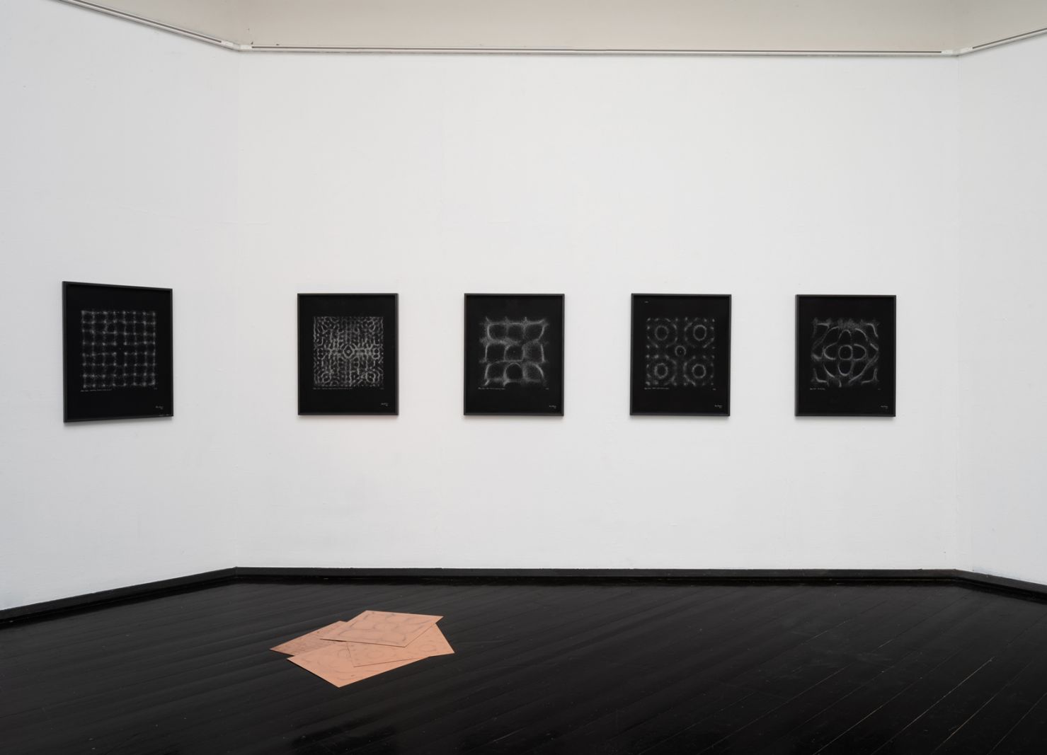 Kosmisk eksistens på Den Frie Udstillingsbygning</br>Honey Biba Beckerlee - Atom Dukh. Hos den russiske kosmist, Tsiolkovsky, bliver atom dukh opfattet som en slags levende og universelt støv, der udgør et grundlæggende udgangspunkt for alt liv i universet.</br>Foto: PR-Foto / Den Frie Udstillingsbygning - David Stjernholm