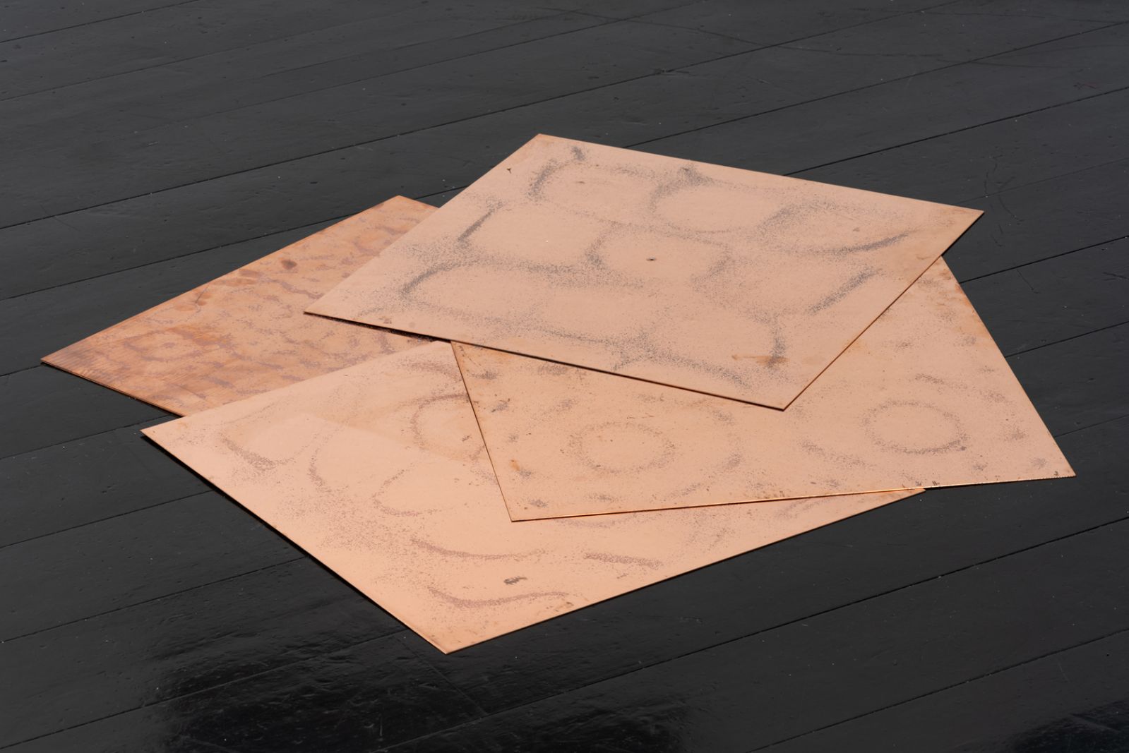 Kosmisk eksistens på Den Frie Udstillingsbygning</br>Honey Biba Beckerlee - Atom Dukh. Værket er udarbejdet ved aquatinte-trykketeknikken, hvor de afbillede formationer er skabt ved at sætte lyd til en række støvbelagte kobberplader. </br>Foto: PR-Foto / Den Frie Udstillingsbygning - David Stjernholm