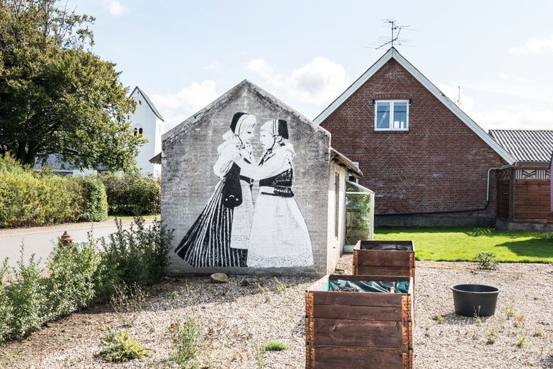 Da kunst skabte fællesskab i landsbyer</br>I Åsteds ’Groundworks’ blev et gammelt arkiv med billeder fra byen - med hjælp fra den irske kunstner Deidre O’Mahony - til et fælles projekt med at male gavlmalerier. </br>Foto: Per Andersen)