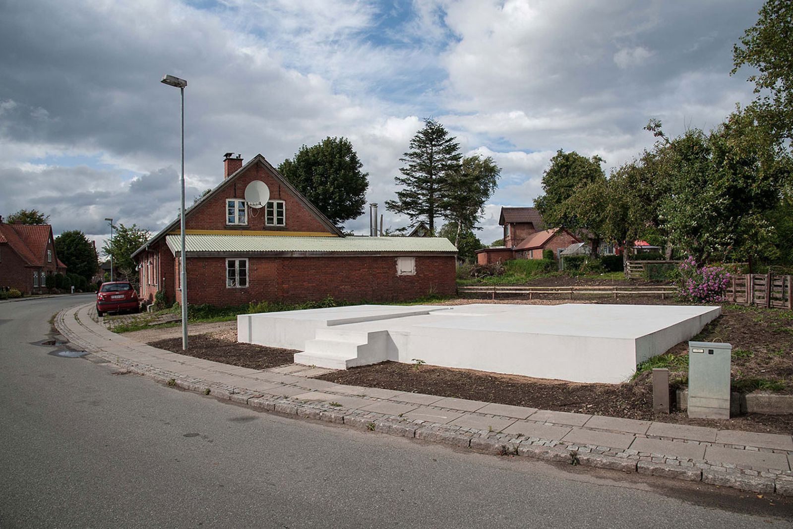 Da kunst skabte fællesskab i landsbyer</br>I værket ’Skivevej 13’, Selde, forvandlede Birgitte Ejdrup Kristensen et nedrivningsklart hus til en skulpturel sokkel og scene, som på én gang påminder os om det, der var engang, og det der kan komme i fremtiden. </br>Foto: Kurt Nielsen 