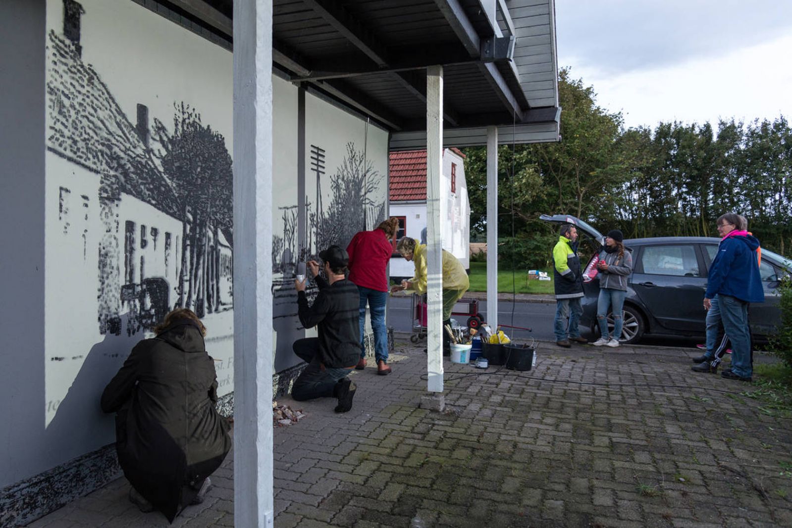 Da kunst skabte fællesskab i landsbyer</br>I Åsteds ’Groundworks’ blev et gammelt arkiv med billeder fra byen - med hjælp fra den irske kunstner Deidre O’Mahony - til et fælles projekt med at male gavlmalerier. </br>Foto: Kurt Nielsen 